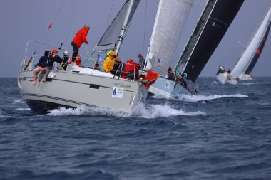 Bodrum, Hindi. 06 Nisan 2025: Ege Denizi 'nin mavi sularında, ünlü tatil beldesi Bodrum' un kıyılarında yelkenliler rüzgarlı havada yelken açıyor.