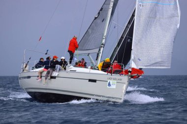 Bodrum, Hindi. 06 Nisan 2025: Ege Denizi 'nin mavi sularında, ünlü tatil beldesi Bodrum' un kıyılarında yelkenliler rüzgarlı havada yelken açıyor.