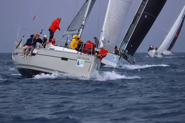 Bodrum, Hindi. 06 Nisan 2025: Ege Denizi 'nin mavi sularında, ünlü tatil beldesi Bodrum' un kıyılarında yelkenliler rüzgarlı havada yelken açıyor.