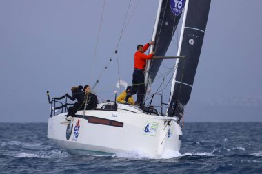 Bodrum, Hindi. 06 Nisan 2025: Ege Denizi 'nin mavi sularında, ünlü tatil beldesi Bodrum' un kıyılarında yelkenliler rüzgarlı havada yelken açıyor.