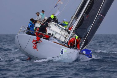 Bodrum, Hindi. 06 Nisan 2025: Ege Denizi 'nin mavi sularında, ünlü tatil beldesi Bodrum' un kıyılarında yelkenliler rüzgarlı havada yelken açıyor.