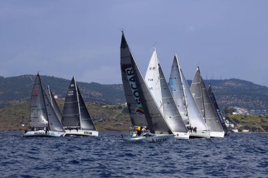 Bodrum, Hindi. 06 Nisan 2025: Ege Denizi 'nin mavi sularında, ünlü tatil beldesi Bodrum' un kıyılarında yelkenliler rüzgarlı havada yelken açıyor.