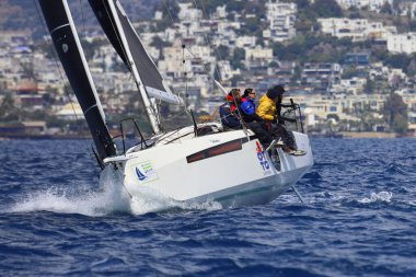 Bodrum, Hindi. 06 Nisan 2025: Ege Denizi 'nin mavi sularında, ünlü tatil beldesi Bodrum' un kıyılarında yelkenliler rüzgarlı havada yelken açıyor.