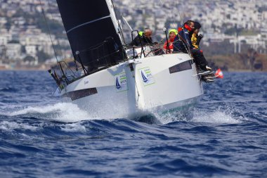 Bodrum, Hindi. 06 Nisan 2025: Ege Denizi 'nin mavi sularında, ünlü tatil beldesi Bodrum' un kıyılarında yelkenliler rüzgarlı havada yelken açıyor.