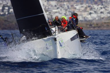 Bodrum, Hindi. 06 Nisan 2025: Ege Denizi 'nin mavi sularında, ünlü tatil beldesi Bodrum' un kıyılarında yelkenliler rüzgarlı havada yelken açıyor.