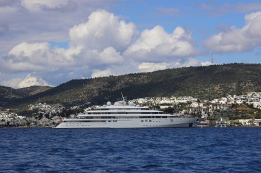 Bodrum, Mugla, Türkiye: 06 Nisan 2025: Ünlü tatil beldesi Bodrum 'da süper mega yat 