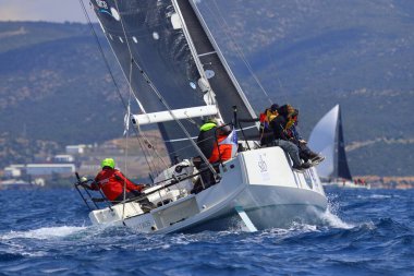 Bodrum, Hindi. 06 Nisan 2025: Ege Denizi 'nin mavi sularında, ünlü tatil beldesi Bodrum' un kıyılarında yelkenliler rüzgarlı havada yelken açıyor.