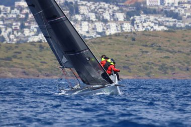 Bodrum, Hindi. 06 Nisan 2025: Ege Denizi 'nin mavi sularında, ünlü tatil beldesi Bodrum' un kıyılarında yelkenliler rüzgarlı havada yelken açıyor.