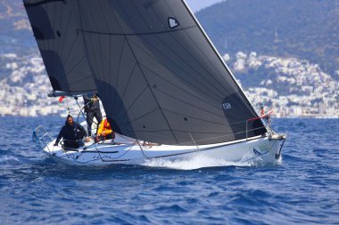 Bodrum, Hindi. 06 Nisan 2025: Ege Denizi 'nin mavi sularında, ünlü tatil beldesi Bodrum' un kıyılarında yelkenliler rüzgarlı havada yelken açıyor.