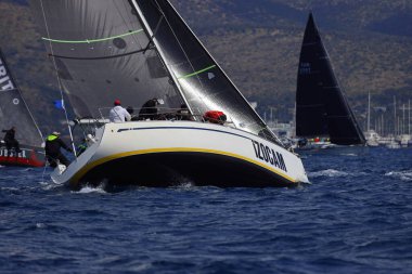 Bodrum, Hindi. 06 Nisan 2025: Ege Denizi 'nin mavi sularında, ünlü tatil beldesi Bodrum' un kıyılarında yelkenliler rüzgarlı havada yelken açıyor.