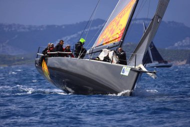 Bodrum, Hindi. 06 Nisan 2025: Ege Denizi 'nin mavi sularında, ünlü tatil beldesi Bodrum' un kıyılarında yelkenliler rüzgarlı havada yelken açıyor.