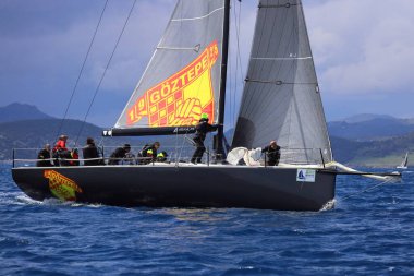 Bodrum, Hindi. 06 Nisan 2025: Ege Denizi 'nin mavi sularında, ünlü tatil beldesi Bodrum' un kıyılarında yelkenliler rüzgarlı havada yelken açıyor.