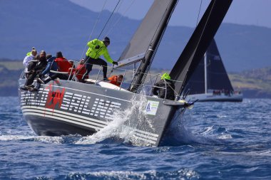 Bodrum, Hindi. 06 Nisan 2025: Ege Denizi 'nin mavi sularında, ünlü tatil beldesi Bodrum' un kıyılarında yelkenliler rüzgarlı havada yelken açıyor.