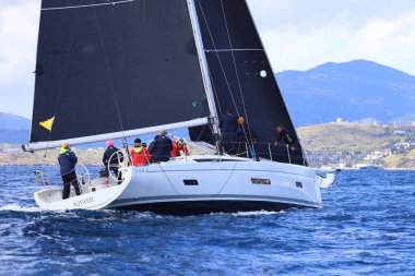 Bodrum, Hindi. 06 Nisan 2025: Ege Denizi 'nin mavi sularında, ünlü tatil beldesi Bodrum' un kıyılarında yelkenliler rüzgarlı havada yelken açıyor.