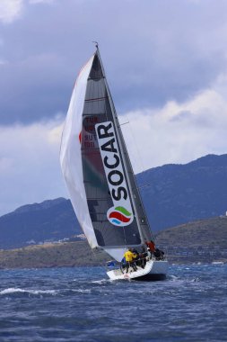 Bodrum, Hindi. 06 Nisan 2025: Ege Denizi 'nin mavi sularında, ünlü tatil beldesi Bodrum' un kıyılarında yelkenliler rüzgarlı havada yelken açıyor.