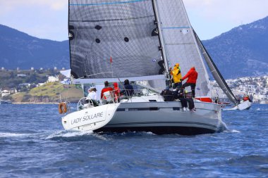 Bodrum, Hindi. 06 Nisan 2025: Ege Denizi 'nin mavi sularında, ünlü tatil beldesi Bodrum' un kıyılarında yelkenliler rüzgarlı havada yelken açıyor.
