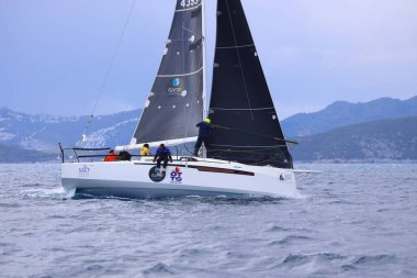 Bodrum, Hindi. 06 Nisan 2025: Ege Denizi 'nin mavi sularında, ünlü tatil beldesi Bodrum' un kıyılarında yelkenliler rüzgarlı havada yelken açıyor.