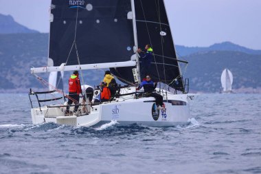 Bodrum, Hindi. 06 Nisan 2025: Ege Denizi 'nin mavi sularında, ünlü tatil beldesi Bodrum' un kıyılarında yelkenliler rüzgarlı havada yelken açıyor.