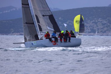 Bodrum, Hindi. 06 Nisan 2025: Ege Denizi 'nin mavi sularında, ünlü tatil beldesi Bodrum' un kıyılarında yelkenliler rüzgarlı havada yelken açıyor.
