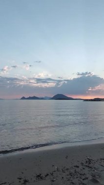 Deniz kenti Turgutreis ve muhteşem gün batımları. Bodrum, Hindi. Sosyal medya için dikey video.