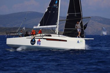 Bodrum, Hindi. 26 Nisan 2025: Yelkenliler Ege Denizi 'nin mavi sularında, ünlü tatil beldesi Bodrum' un kıyılarında rüzgarlı havada yelken açıyor..