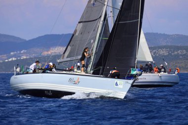Bodrum, Hindi. 26 Nisan 2025: Yelkenliler Ege Denizi 'nin mavi sularında, ünlü tatil beldesi Bodrum' un kıyılarında rüzgarlı havada yelken açıyor..