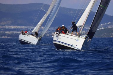Bodrum, Hindi. 26 Nisan 2025: Yelkenliler Ege Denizi 'nin mavi sularında, ünlü tatil beldesi Bodrum' un kıyılarında rüzgarlı havada yelken açıyor..