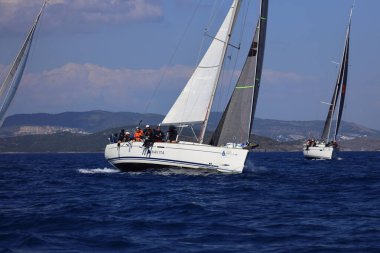 Bodrum, Hindi. 26 Nisan 2025: Yelkenliler Ege Denizi 'nin mavi sularında, ünlü tatil beldesi Bodrum' un kıyılarında rüzgarlı havada yelken açıyor..