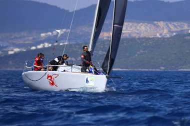 Bodrum, Hindi. 26 Nisan 2025: Yelkenliler Ege Denizi 'nin mavi sularında, ünlü tatil beldesi Bodrum' un kıyılarında rüzgarlı havada yelken açıyor..
