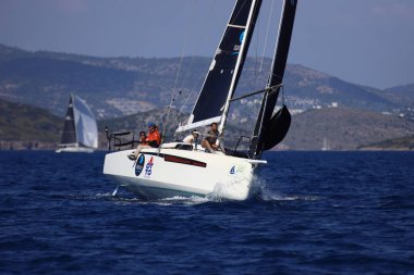 Bodrum, Hindi. 26 Nisan 2025: Yelkenliler Ege Denizi 'nin mavi sularında, ünlü tatil beldesi Bodrum' un kıyılarında rüzgarlı havada yelken açıyor..