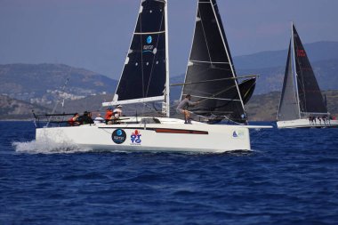 Bodrum, Hindi. 26 Nisan 2025: Yelkenliler Ege Denizi 'nin mavi sularında, ünlü tatil beldesi Bodrum' un kıyılarında rüzgarlı havada yelken açıyor..