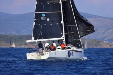 Bodrum, Hindi. 26 Nisan 2025: Yelkenliler Ege Denizi 'nin mavi sularında, ünlü tatil beldesi Bodrum' un kıyılarında rüzgarlı havada yelken açıyor..