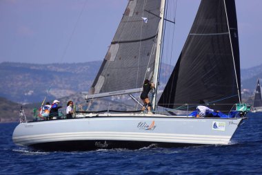 Bodrum, Hindi. 26 Nisan 2025: Yelkenliler Ege Denizi 'nin mavi sularında, ünlü tatil beldesi Bodrum' un kıyılarında rüzgarlı havada yelken açıyor..