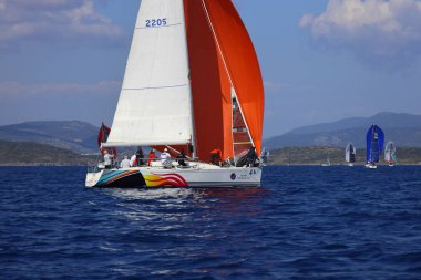 Bodrum, Hindi. 26 Nisan 2025: Yelkenliler Ege Denizi 'nin mavi sularında, ünlü tatil beldesi Bodrum' un kıyılarında rüzgarlı havada yelken açıyor..