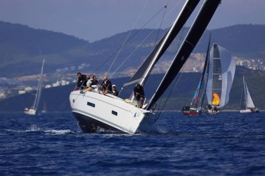Bodrum, Hindi. 26 Nisan 2025: Yelkenliler Ege Denizi 'nin mavi sularında, ünlü tatil beldesi Bodrum' un kıyılarında rüzgarlı havada yelken açıyor..