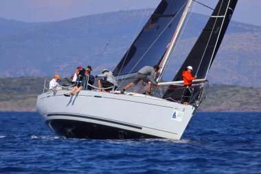 Bodrum, Hindi. 26 Nisan 2025: Yelkenliler Ege Denizi 'nin mavi sularında, ünlü tatil beldesi Bodrum' un kıyılarında rüzgarlı havada yelken açıyor..