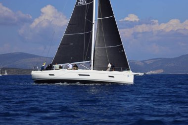 Bodrum, Hindi. 26 Nisan 2025: Yelkenliler Ege Denizi 'nin mavi sularında, ünlü tatil beldesi Bodrum' un kıyılarında rüzgarlı havada yelken açıyor..