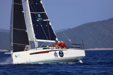 Bodrum, Hindi. 26 Nisan 2025: Yelkenliler Ege Denizi 'nin mavi sularında, ünlü tatil beldesi Bodrum' un kıyılarında rüzgarlı havada yelken açıyor..