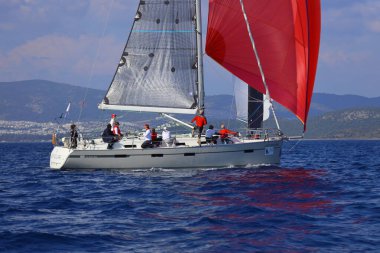 Bodrum, Hindi. 26 Nisan 2025: Yelkenliler Ege Denizi 'nin mavi sularında, ünlü tatil beldesi Bodrum' un kıyılarında rüzgarlı havada yelken açıyor..