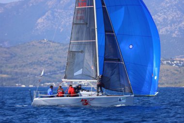 Bodrum, Hindi. 26 Nisan 2025: Yelkenliler Ege Denizi 'nin mavi sularında, ünlü tatil beldesi Bodrum' un kıyılarında rüzgarlı havada yelken açıyor..
