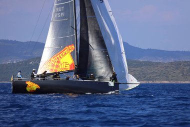 Bodrum, Hindi. 26 Nisan 2025: Yelkenliler Ege Denizi 'nin mavi sularında, ünlü tatil beldesi Bodrum' un kıyılarında rüzgarlı havada yelken açıyor..