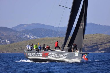 Bodrum, Hindi. 26 Nisan 2025: Yelkenliler Ege Denizi 'nin mavi sularında, ünlü tatil beldesi Bodrum' un kıyılarında rüzgarlı havada yelken açıyor..