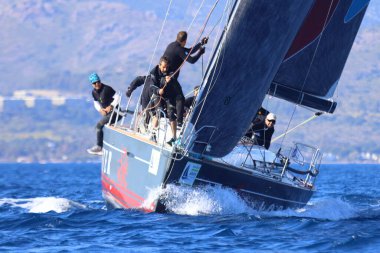 Bodrum, Hindi. 26 Nisan 2025: Yelkenliler Ege Denizi 'nin mavi sularında, ünlü tatil beldesi Bodrum' un kıyılarında rüzgarlı havada yelken açıyor..