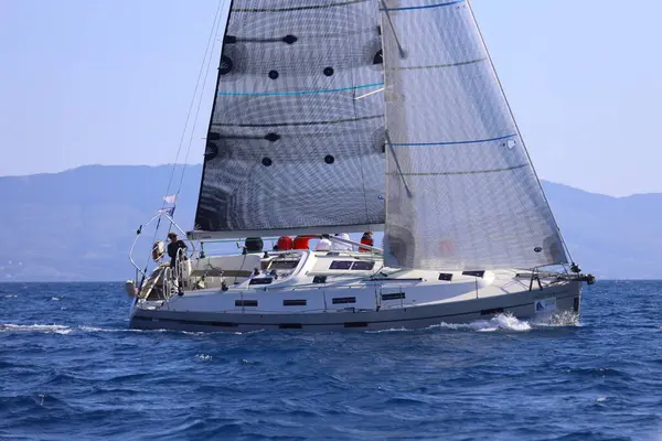 Bodrum, Hindi. 26 Nisan 2025: Yelkenliler Ege Denizi 'nin mavi sularında, ünlü tatil beldesi Bodrum' un kıyılarında rüzgarlı havada yelken açıyor..