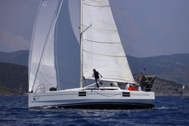 Bodrum, Hindi. 27 Nisan 2025: Ege Denizi 'nin mavi sularında, ünlü tatil beldesi Bodrum' un kıyılarında yelkenliler rüzgarlı havada yelken açıyor.