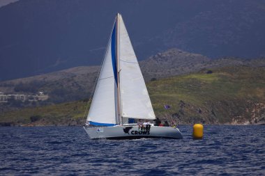 Bodrum, Hindi. 27 Nisan 2025: Ege Denizi 'nin mavi sularında, ünlü tatil beldesi Bodrum' un kıyılarında yelkenliler rüzgarlı havada yelken açıyor.