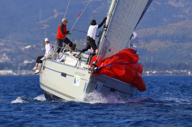 Bodrum, Hindi. 26 Nisan 2025: Yelkenliler Ege Denizi 'nin mavi sularında, ünlü tatil beldesi Bodrum' un kıyılarında rüzgarlı havada yelken açıyor..