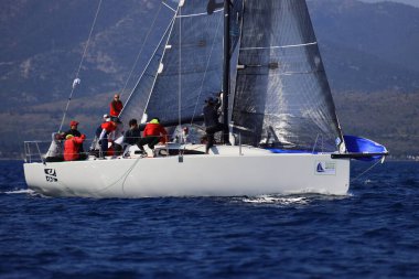 Bodrum, Hindi. 26 Nisan 2025: Yelkenliler Ege Denizi 'nin mavi sularında, ünlü tatil beldesi Bodrum' un kıyılarında rüzgarlı havada yelken açıyor..