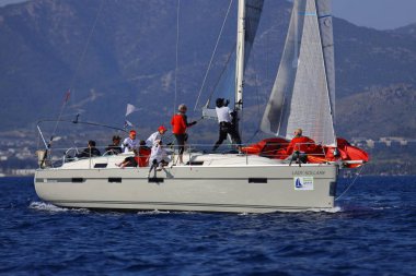 Bodrum, Hindi. 26 Nisan 2025: Yelkenliler Ege Denizi 'nin mavi sularında, ünlü tatil beldesi Bodrum' un kıyılarında rüzgarlı havada yelken açıyor..
