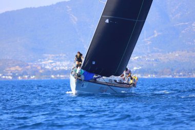 Bodrum, Hindi. 26 Nisan 2025: Yelkenliler Ege Denizi 'nin mavi sularında, ünlü tatil beldesi Bodrum' un kıyılarında rüzgarlı havada yelken açıyor..